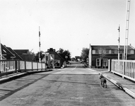 847588 Gezicht over de Vrouwenakkerse Brug over de Amstel, in de T29, de tertiaire provinciale weg Nieuwveen-Vrouwenakker.